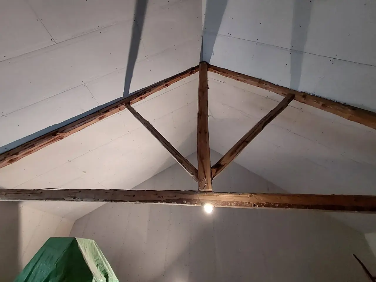 Charpente en bois apparente sur plaques de plâtre blanches