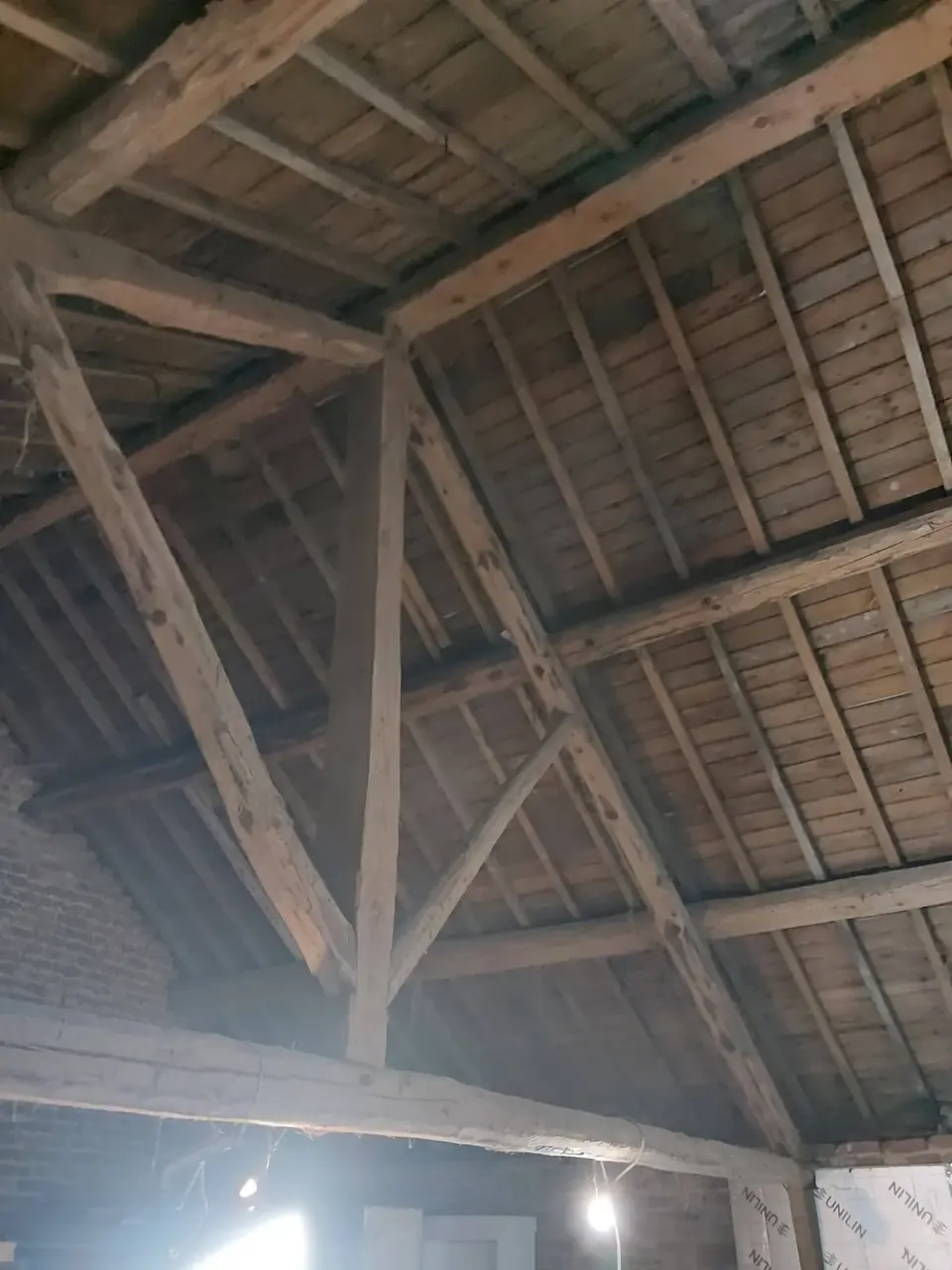 Charpente ancienne en bois avec voliges