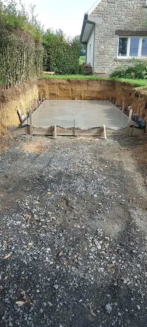 Dalle de béton coulée dans la fouille du garage
