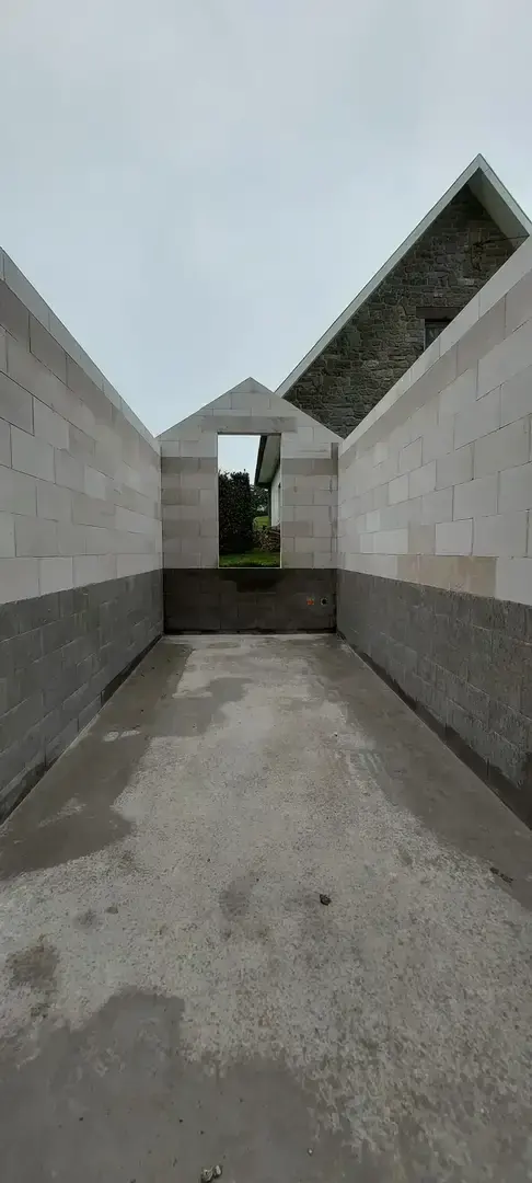 Murs du garage en blocs vus de l'intérieur