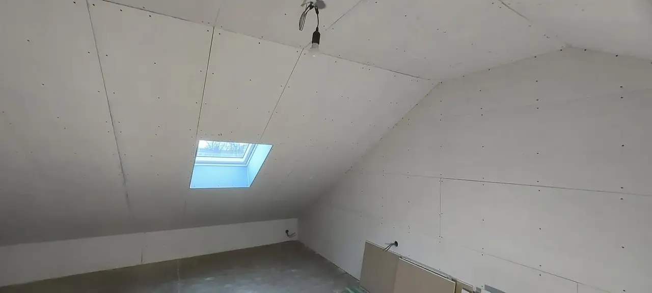 Plaques de plâtre sous toiture avec fenêtre de toit
