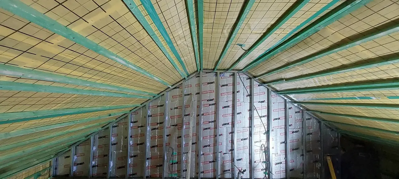 Isolant et rails en éventail sous la toiture