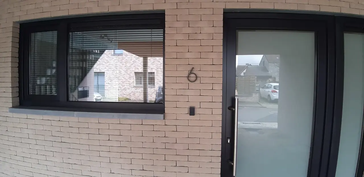 Entrée en briques blanches avec châssis noirs