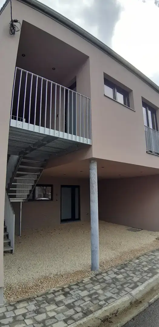 Immeuble de deux appartements avec escalier extérieur métallique