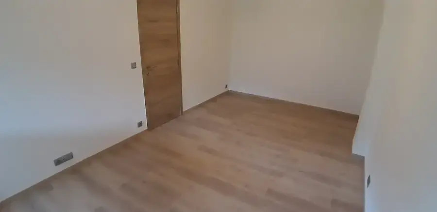 Chambre avec parquet stratifié