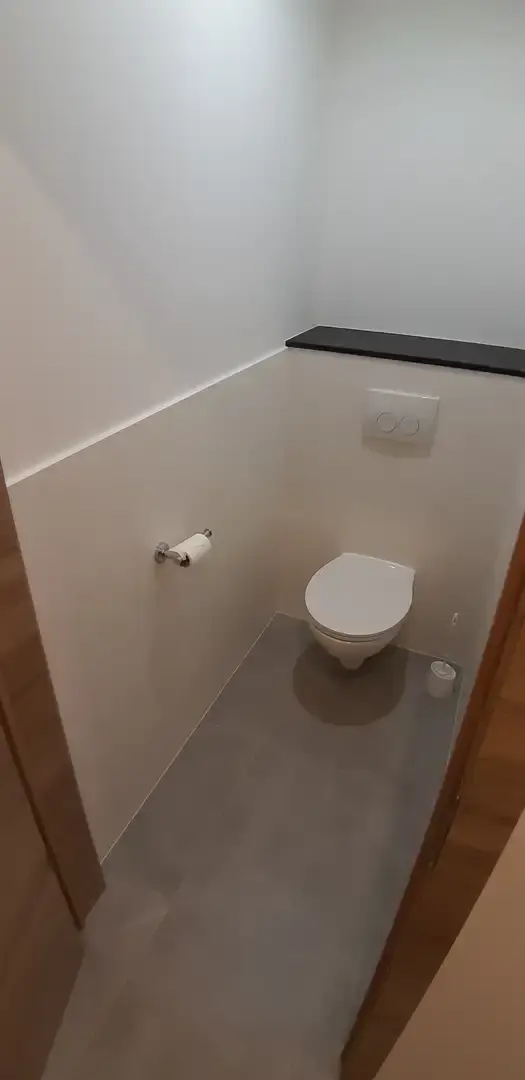 Toilettes suspendues avec carrelage gris