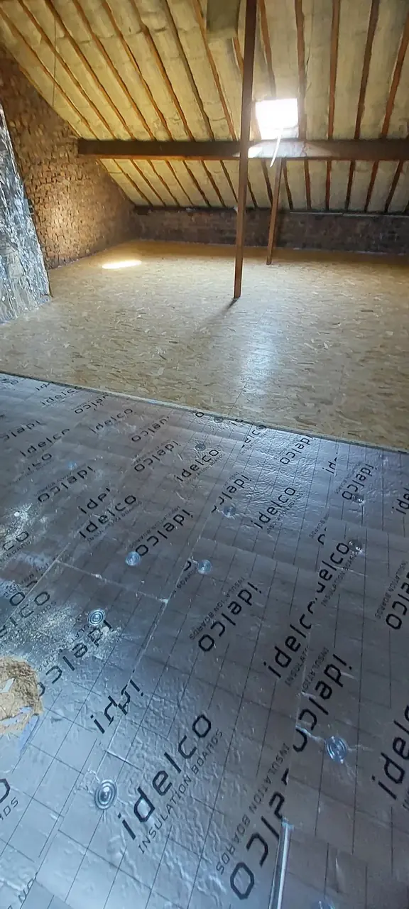 Panneaux d'isolation posés sur le plancher des combles