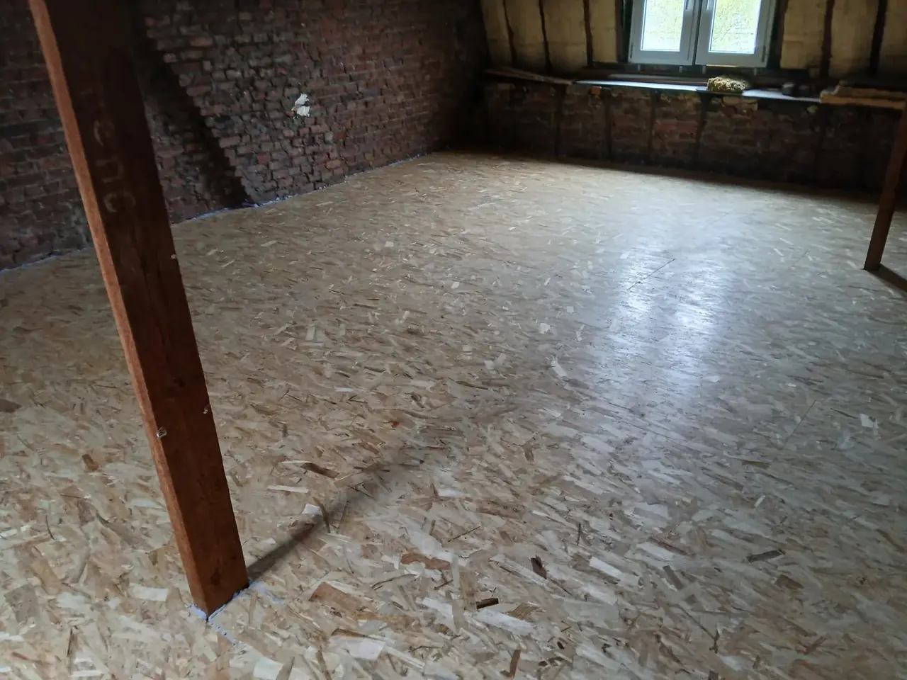 Plancher en panneaux OSB posé dans les combles