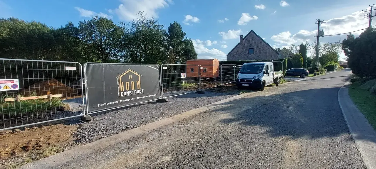 Barrière de chantier et camionnette en bord de route