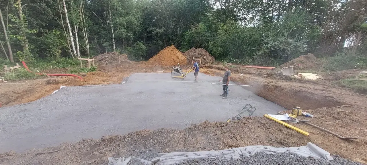 Dalle de béton brut sur le terrain de la maison