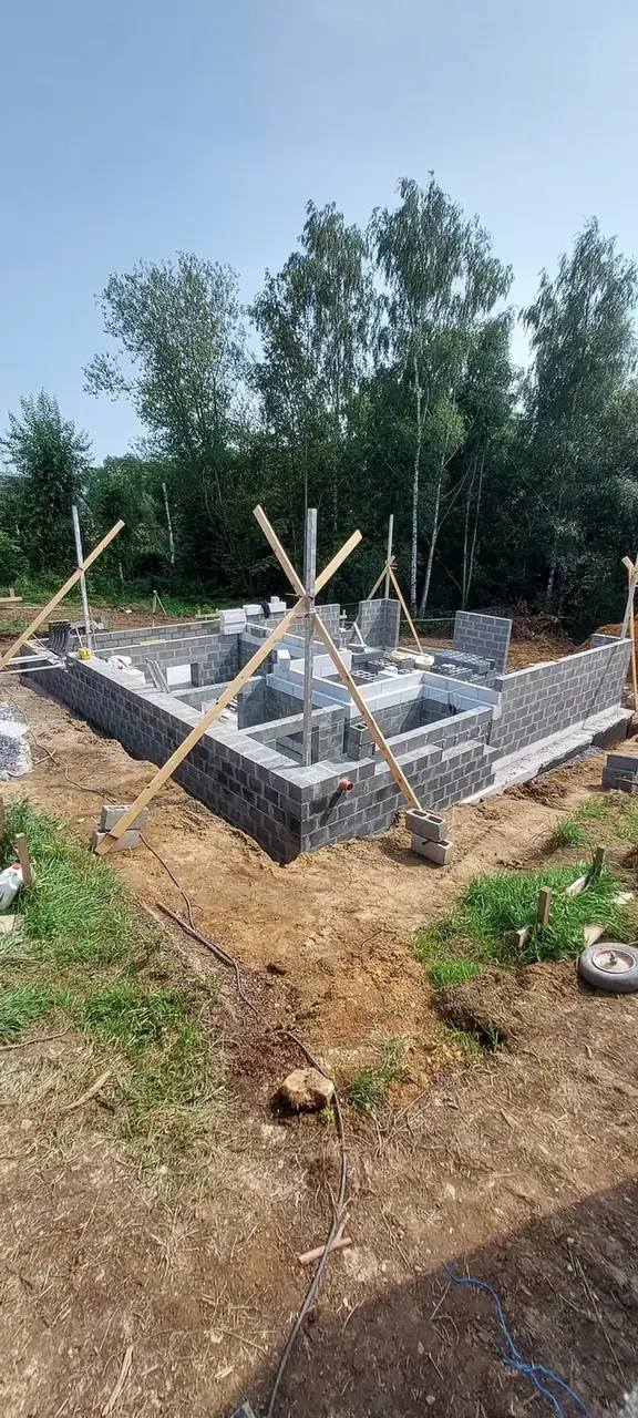 Premiers murs de blocs sur la fondation