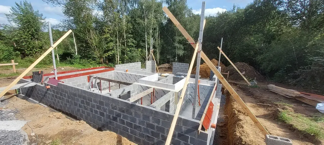 Murs de blocs du sous-sol en cours de montage