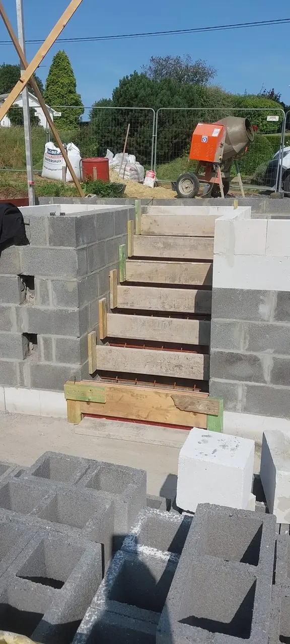 Escalier de blocs et palette de matériaux