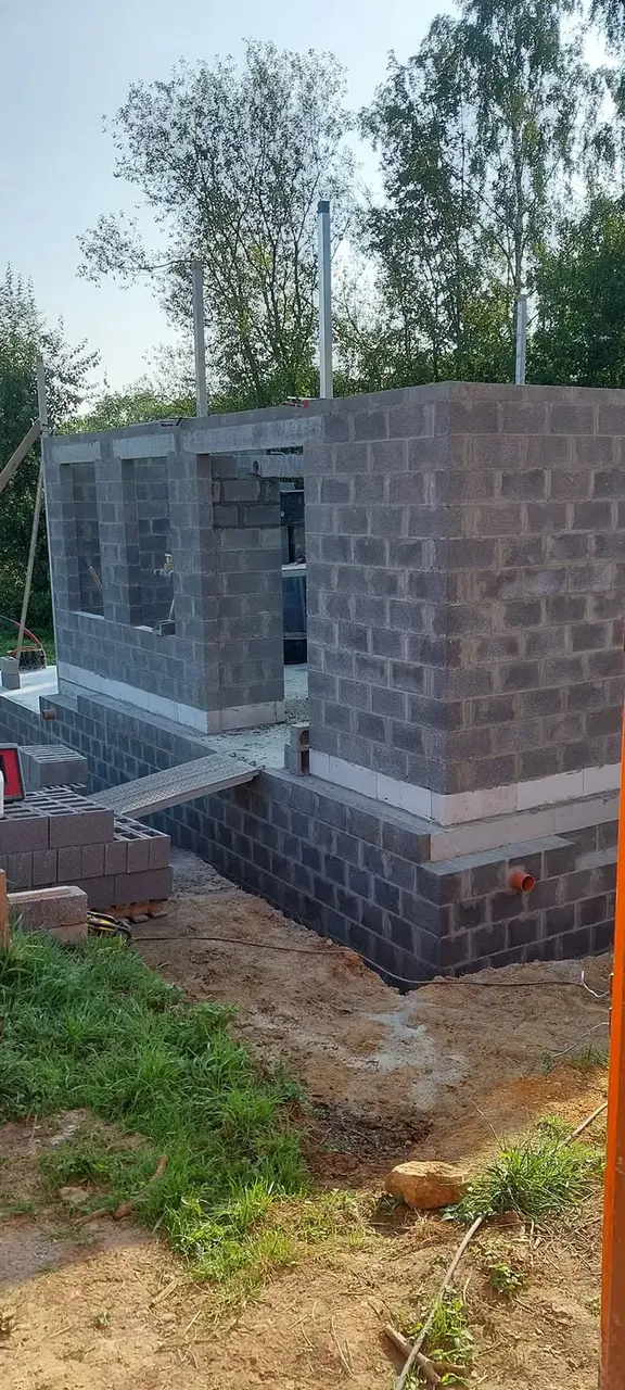 Murs en blocs d'un angle de maison