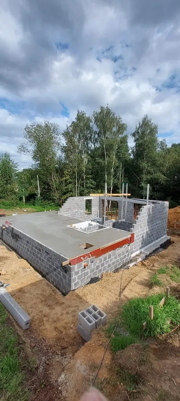Maison en blocs avec dalle et étais