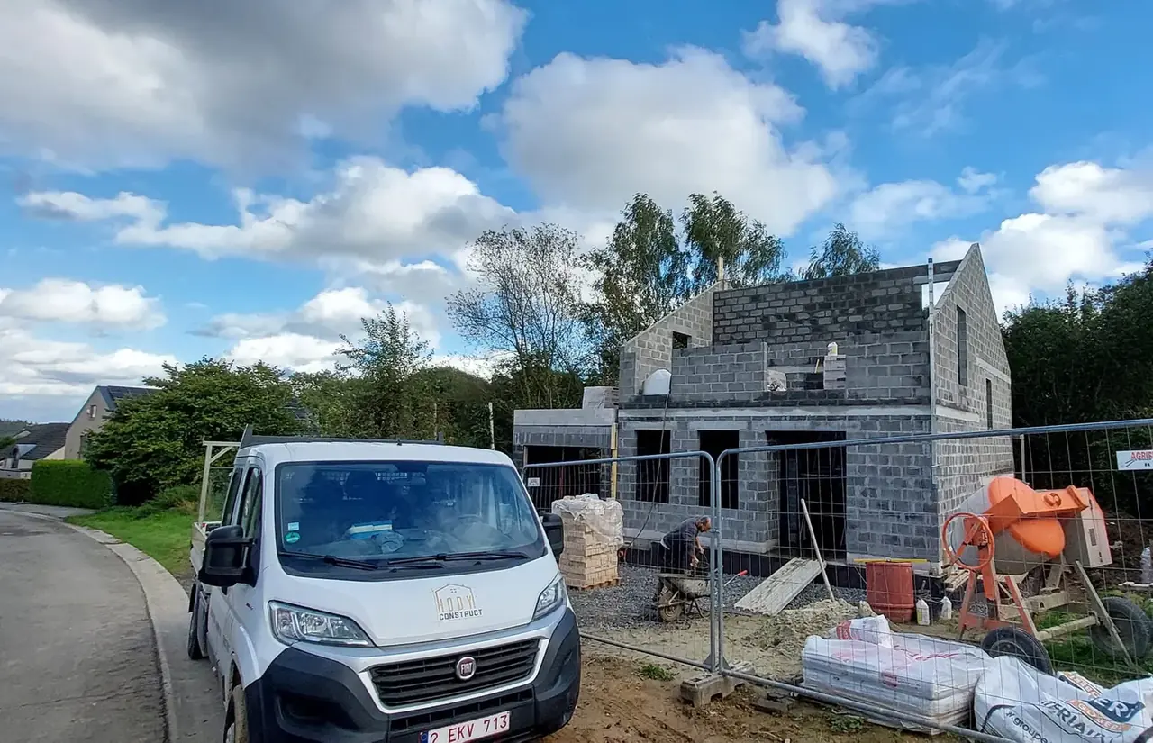 Maison en blocs avec isolant et camionnette de chantier