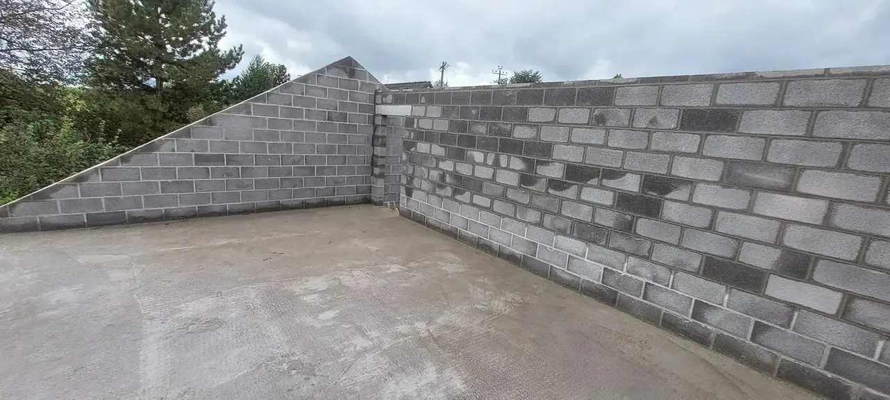 Mur de blocs en pignon sur dalle