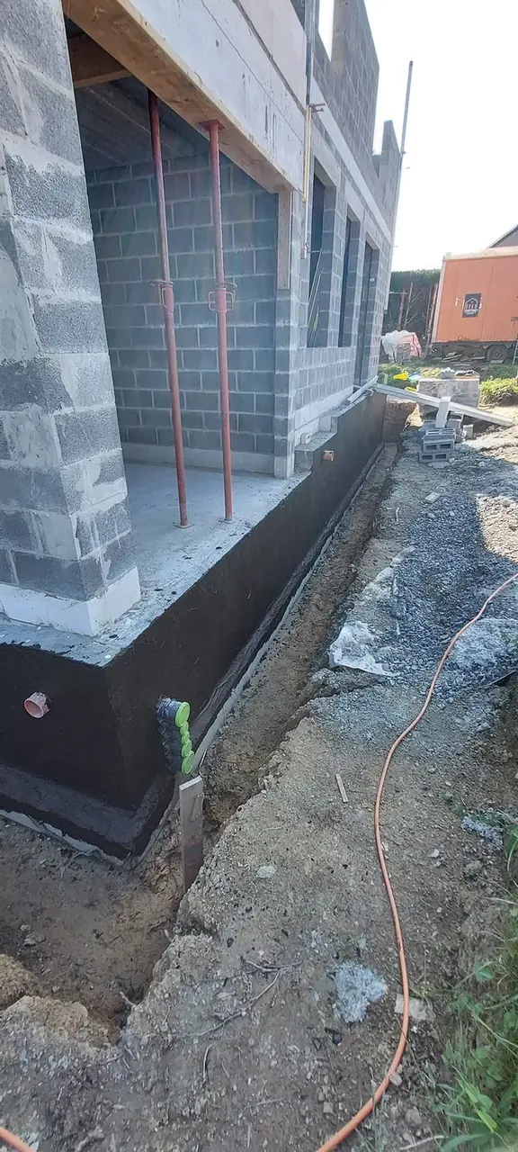 Angle de mur en blocs avec soubassement bitumé