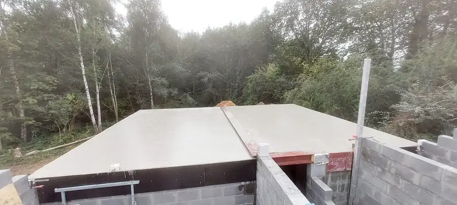 Dalle de couverture posée au-dessus des murs en blocs