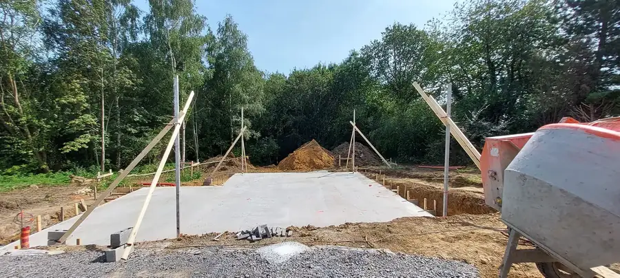 Dalle de fondation et bétonnière