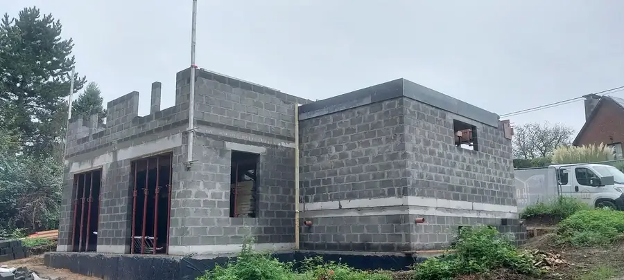 Murs en blocs avec encadrements de fenêtres