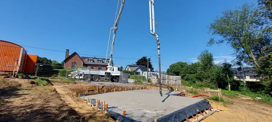 Coulage de la dalle avec la pompe à béton