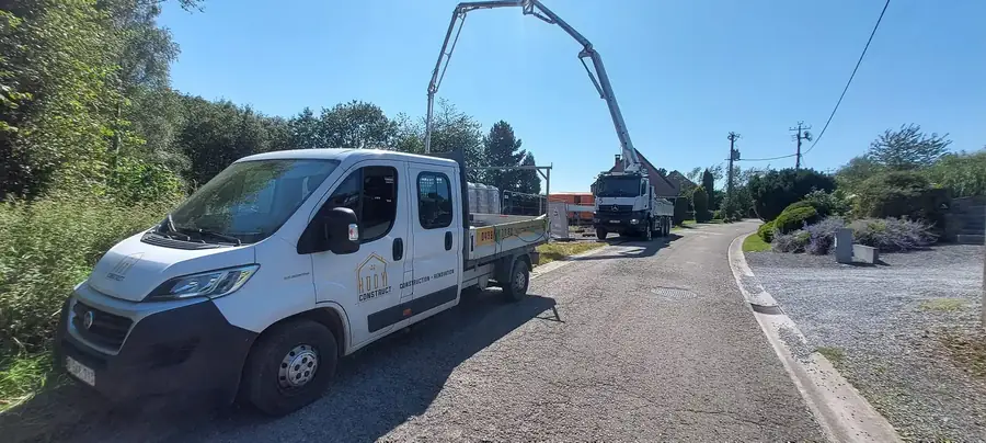 Camionnette et camion-pompe sur la route d'accès