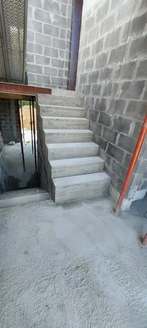 Escalier en béton à l'intérieur des murs de blocs