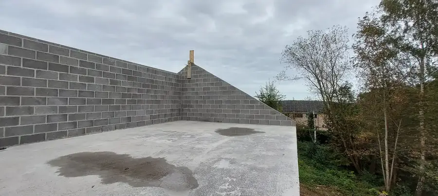 Murs de blocs en pignon sur la dalle