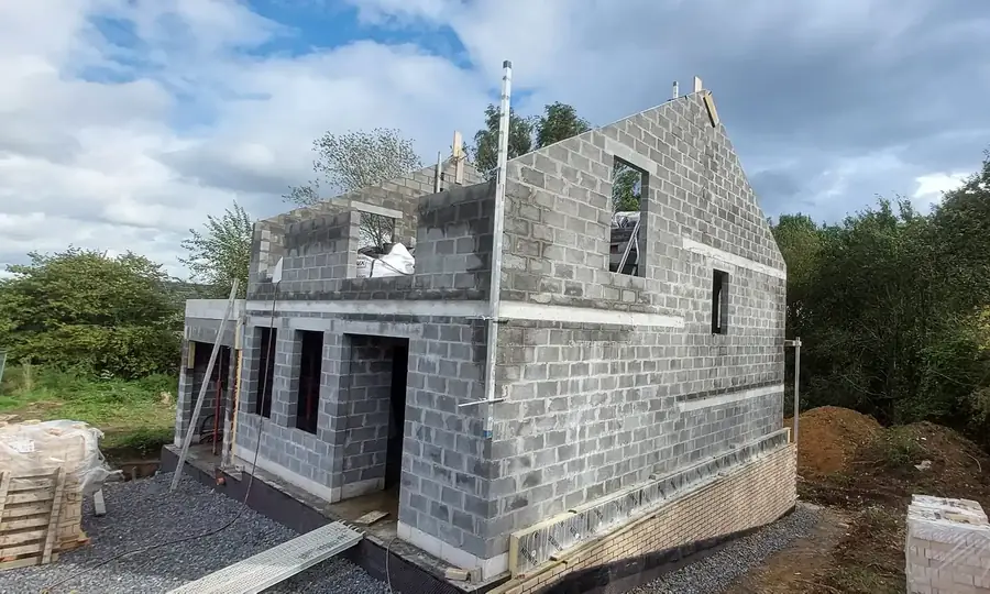 Maison en blocs avec pignon et fenêtres