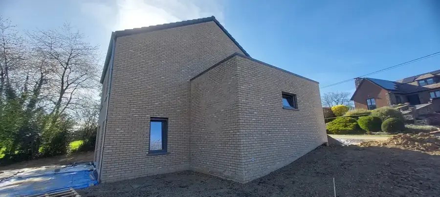 Maison en briques beige avec annexe, vue arrière
