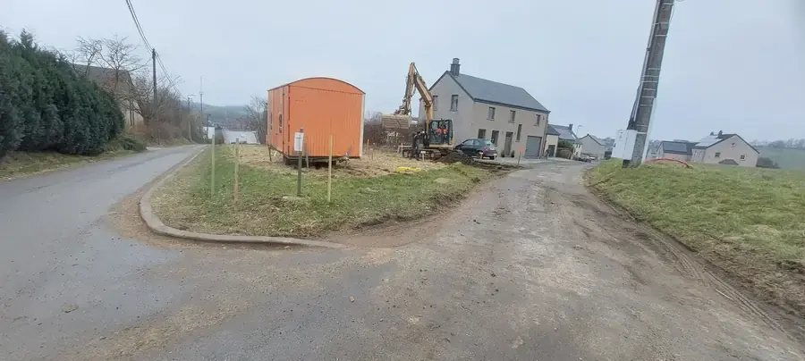 Route de campagne avec maison en pierre avant le chantier