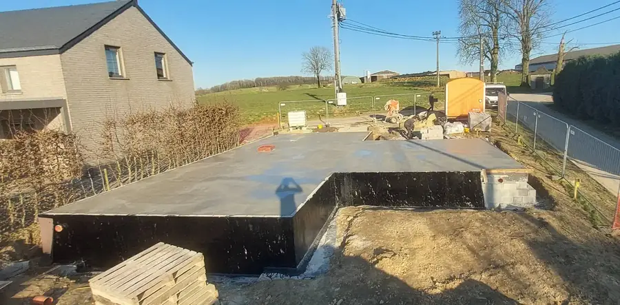 Dalle de fondation avec bitume et palettes