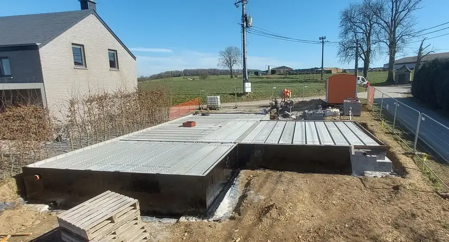 Plateau de béton sur les fondations, vue de la route