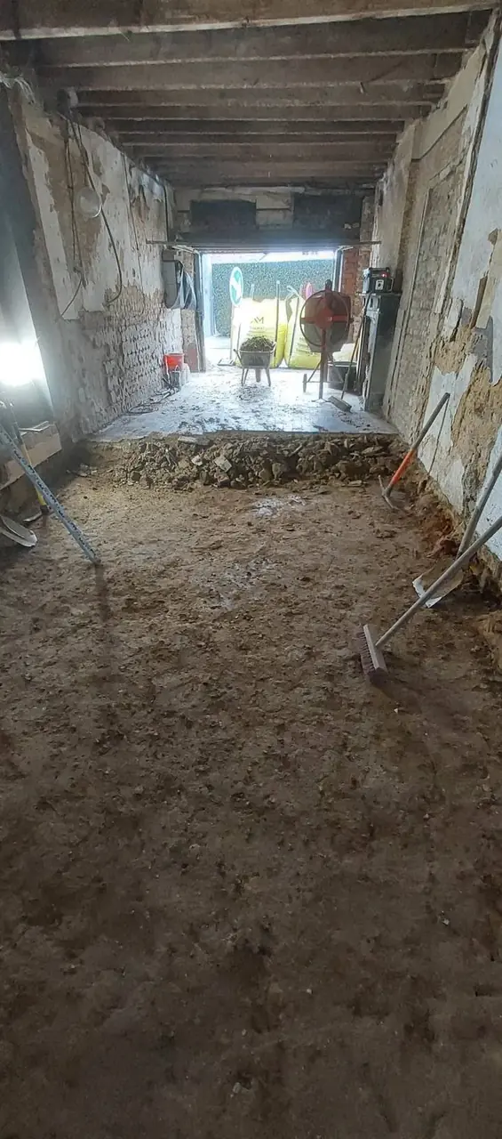 Couloir en longueur avec sol en sable et plafond en poutres