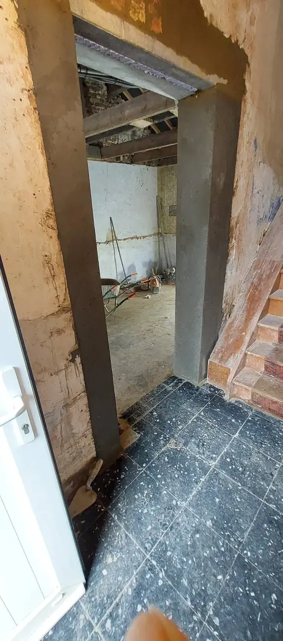 Ouverture avec cadre béton et porte blanche