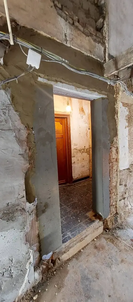 Ouverture dans un mur avec encadrement en mortier