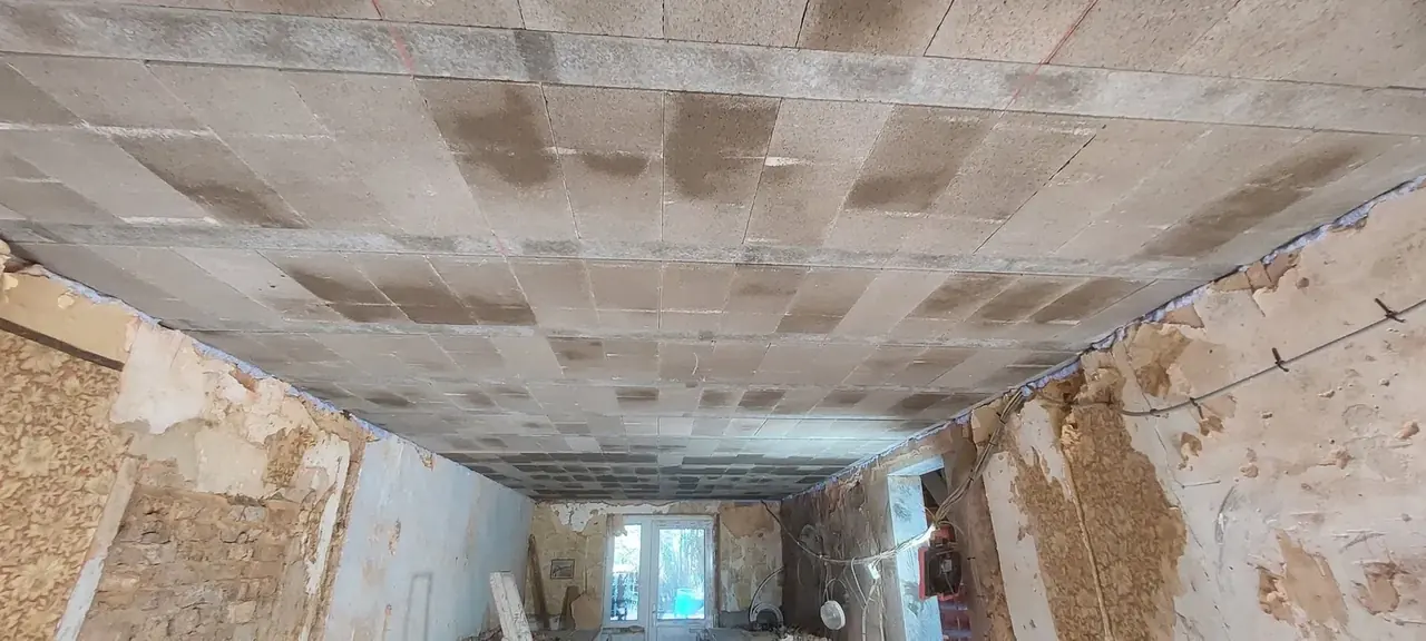 Plafond en hourdis vu d'un couloir