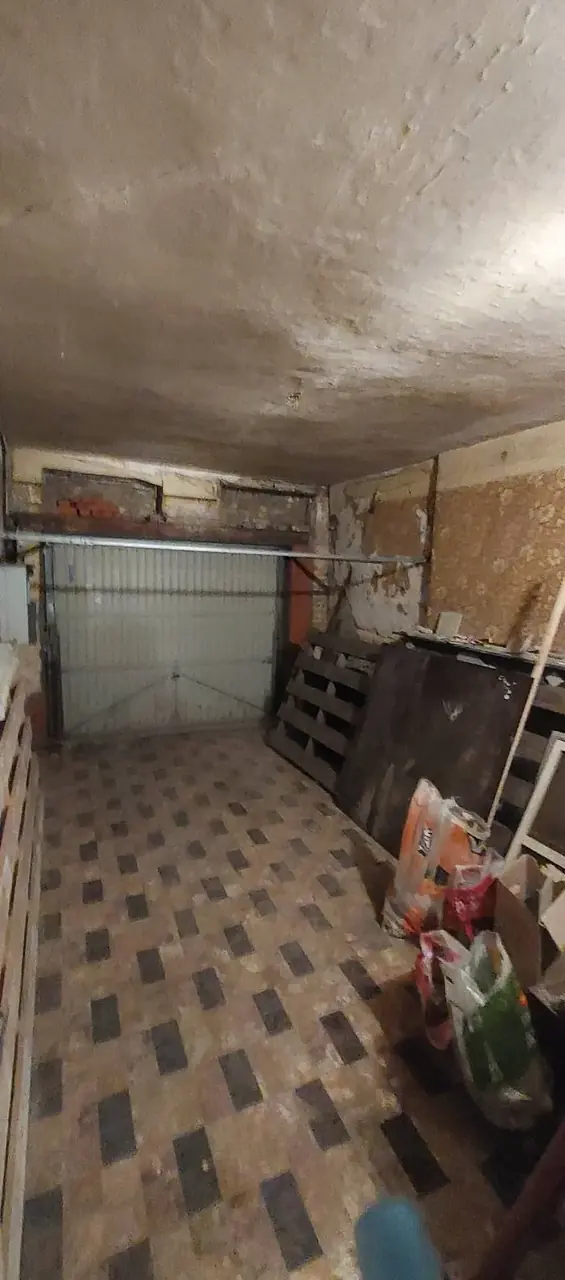 Pièce avec carrelage ancien et plafond abîmé avant les travaux