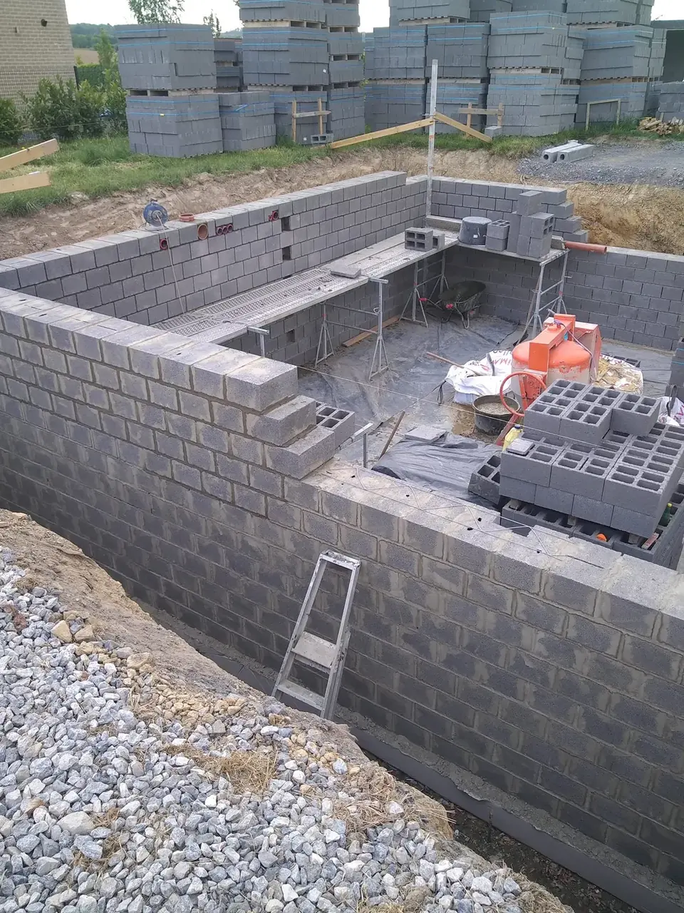 Murs du sous-sol en blocs de béton en cours de montage