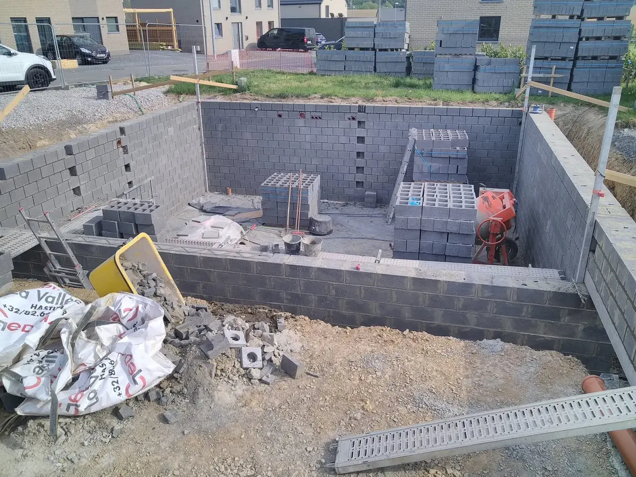 Intérieur du sous-sol en blocs avec palettes de matériaux