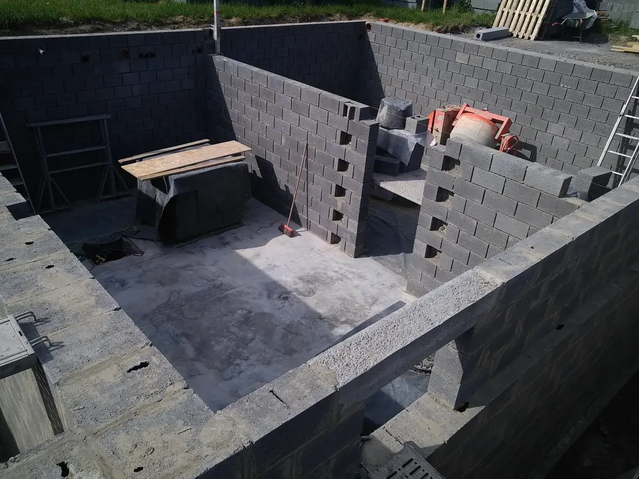 Intérieur du sous-sol en blocs avec étais