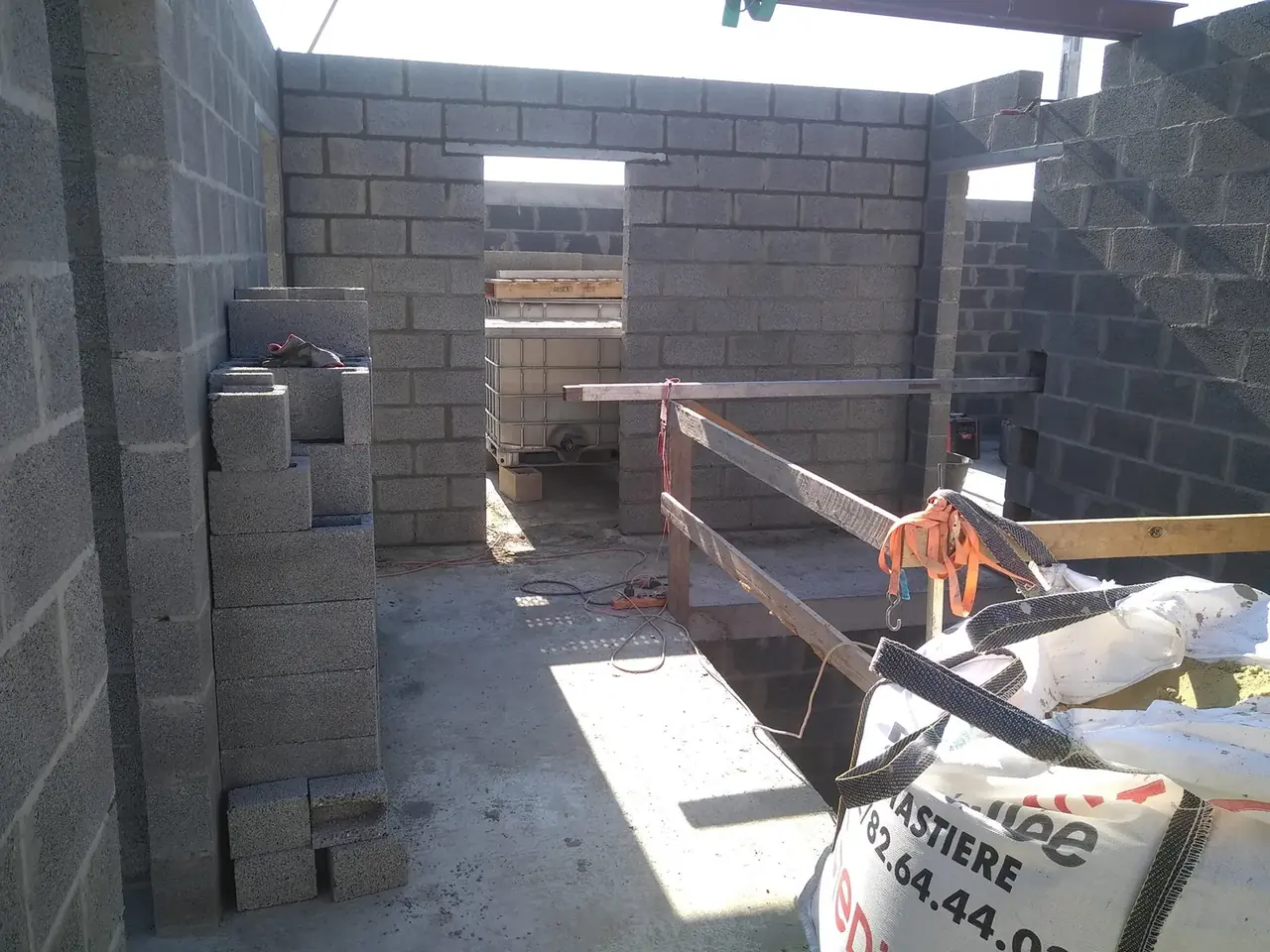 Intérieur d'un mur en blocs avec ouverture et échafaudage