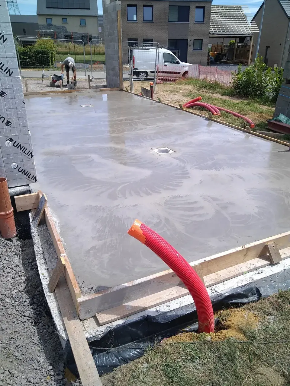 Dalle de béton fraîchement coulée avec gaine rouge