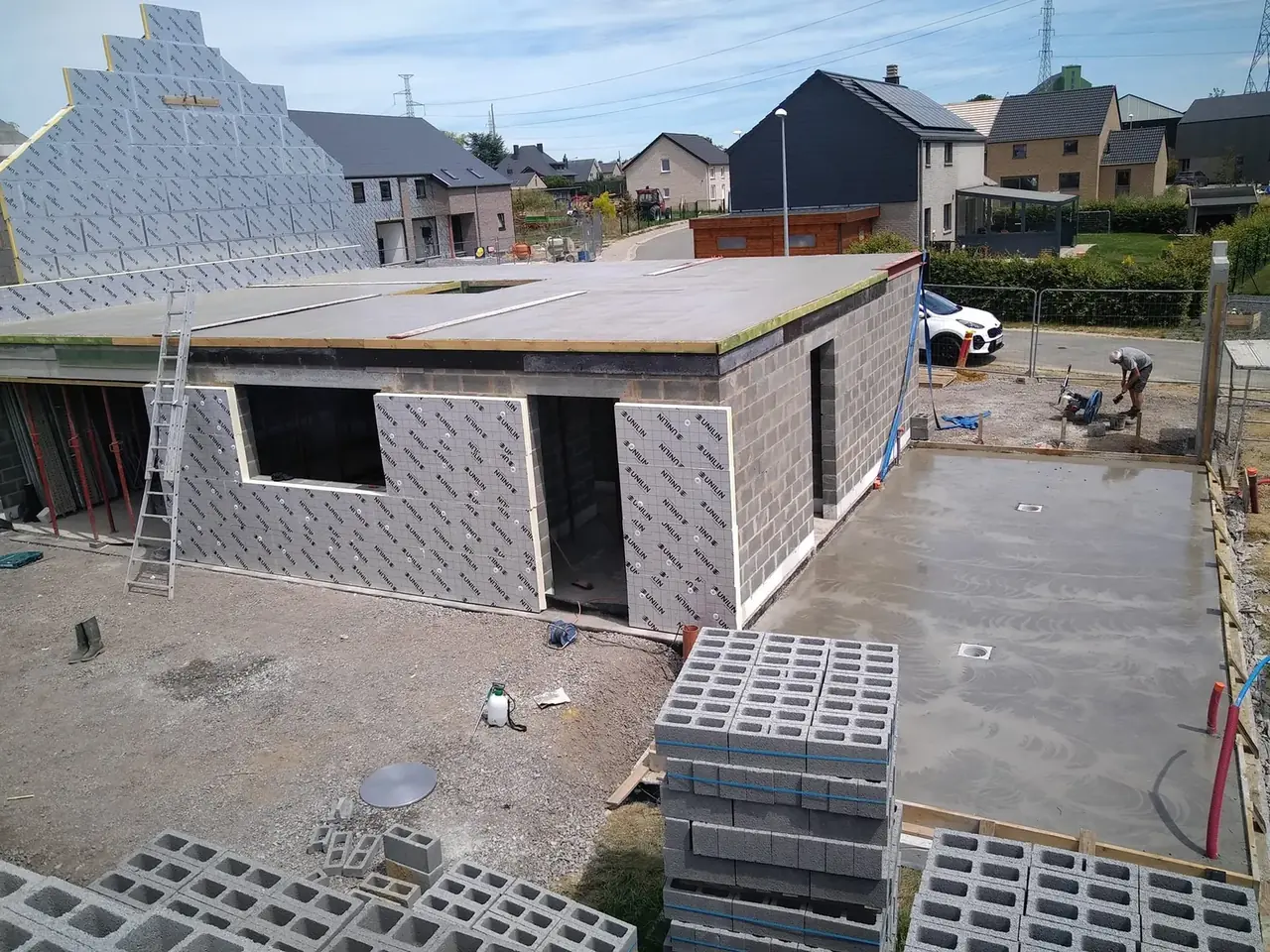 Maison en blocs avec isolant, vue de l'arrière
