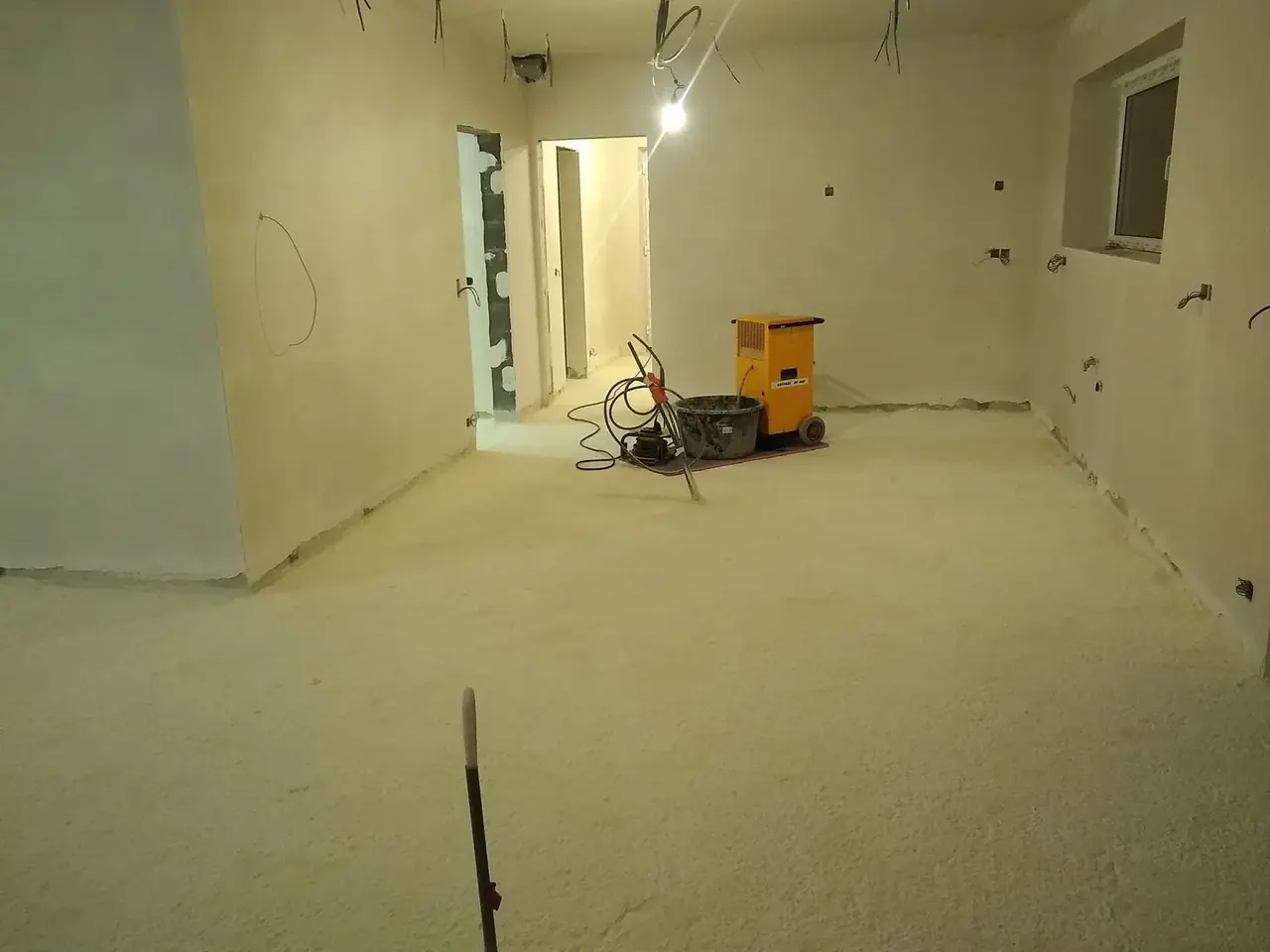 Pièce enduite avec chauffage de chantier
