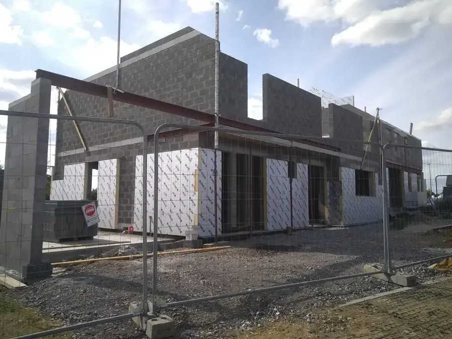 Façade en blocs avec isolant pare-pluie et poutre métallique
