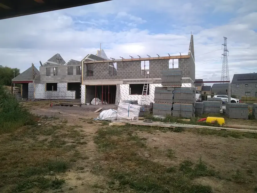 Vue d'ensemble de la maison et du lotissement en construction