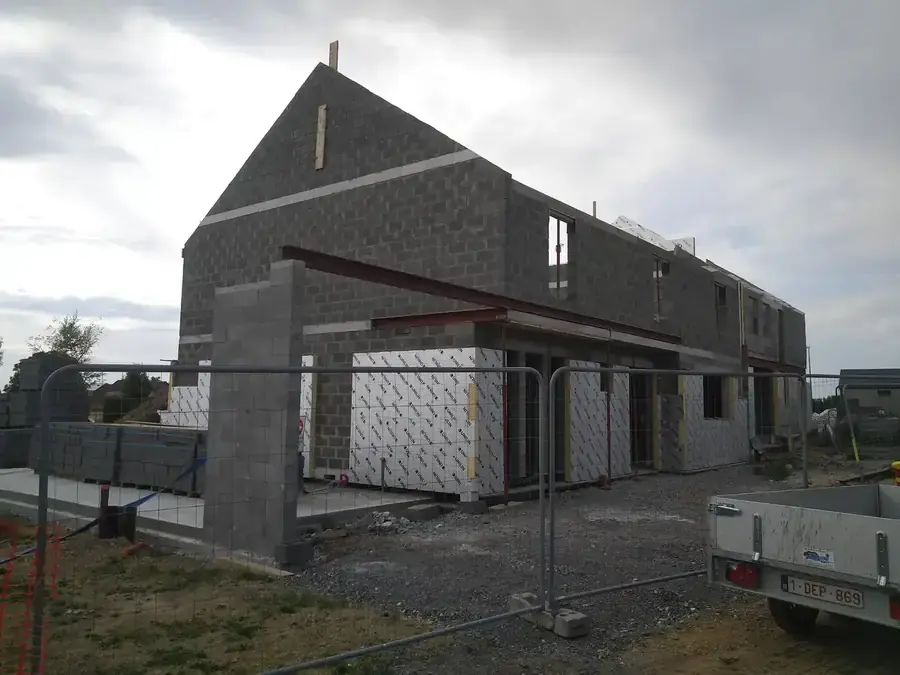 Maison en blocs avec isolant, vue arrière
