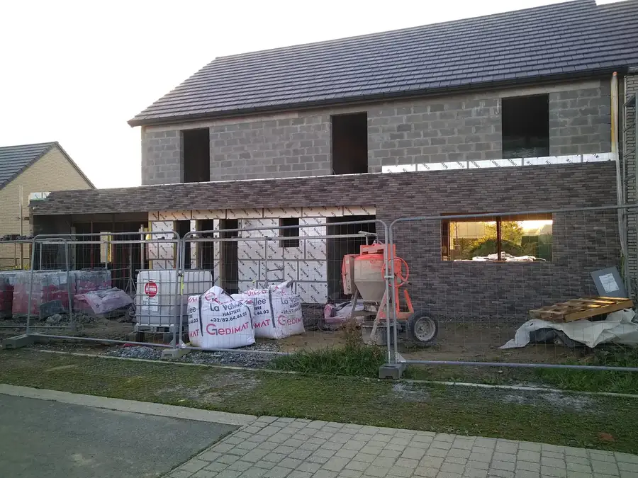 Maison avec toiture posée et façade en briques